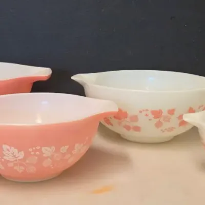 Vintage Pyrex Pink Gooseberry 4pc Cinderella Bowl Set