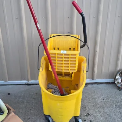 Rubbermaid Commercial WaveBrake Side-Press Mop Bucket and Wringer with Mop