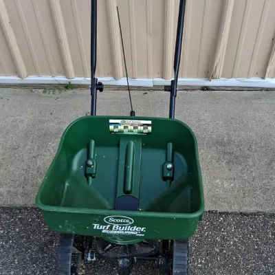 Sale Photo Thumbnail #90: Scotts Turfbuilder Grass Seed Spreader