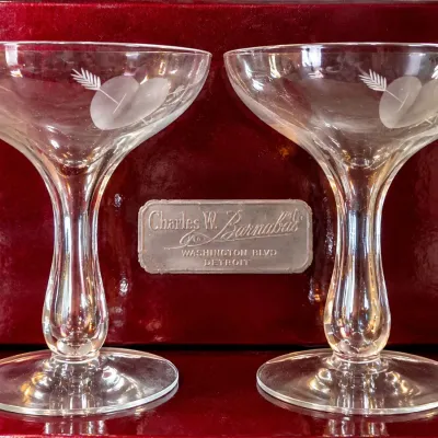 Etched Heart & Arrow Champagne Coupe Glasses Orig. Detroit Jewelers Box - Potterville