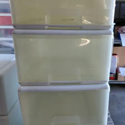 4 Large Rubbermaid Stacking Drawers Lot 1/3