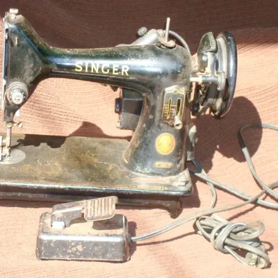 Sale Photo Thumbnail #41: Vintage Singer Cast-Iron Sewing Machine