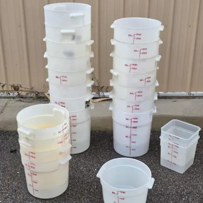 Cambro 22-quart and 18-quart White Polyethylene Food Storage Containers