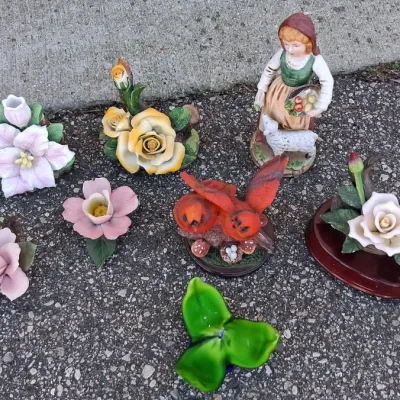Sale Photo Thumbnail #220: Large Collection of Ceramic Flowers and Birds