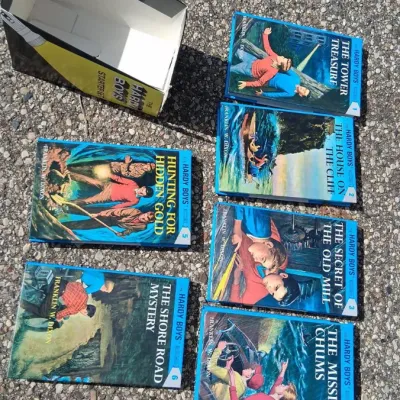 Sale Photo Thumbnail #218: The Hardy Boys Starter Set of Books 1-6