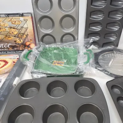 Small Collection of Various Kitchen Supplies (2 of 2)