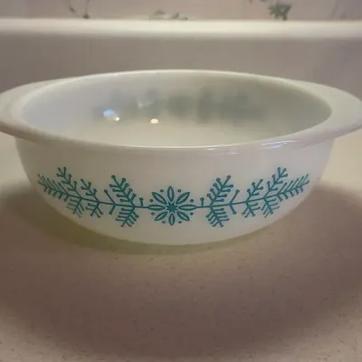 Vintage Pyrex 024 Turquoise Snowflake Garland 2-1/2 Qt Round Casserole Dish - Howard City Off-Site