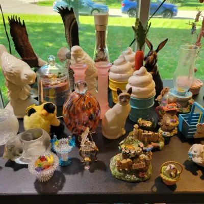 Sale Photo Thumbnail #33: Assortment of decor 