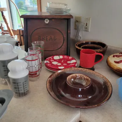 Sale Photo Thumbnail #55: Vintage Bread Box and other kitchen items 