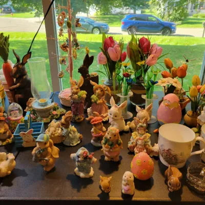 Sale Photo Thumbnail #34: Assortment of decor 