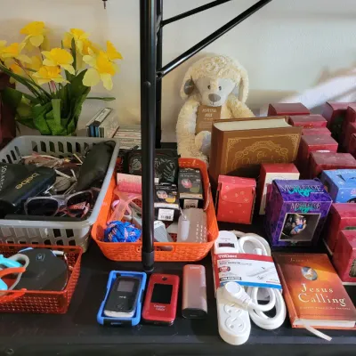 Sale Photo Thumbnail #17: Sunglasses, old flip phones, and misc. items 