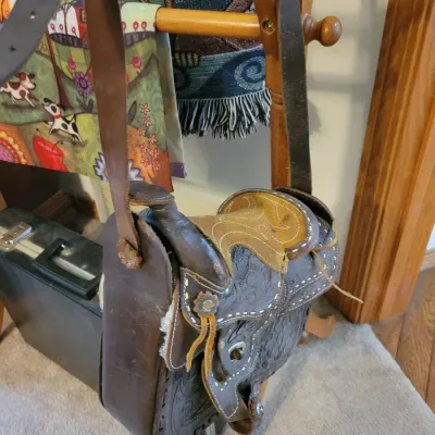 Sale Photo Thumbnail #124: Vintage western-style leather saddle purse 