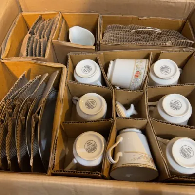 Sale Photo Thumbnail #24: Mikasa Windsor L9036 Fine China 45-Piece Set
