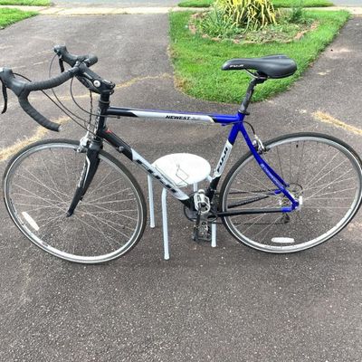 Sale Photo Thumbnail #153: Fuji Newest 3.0 road bike