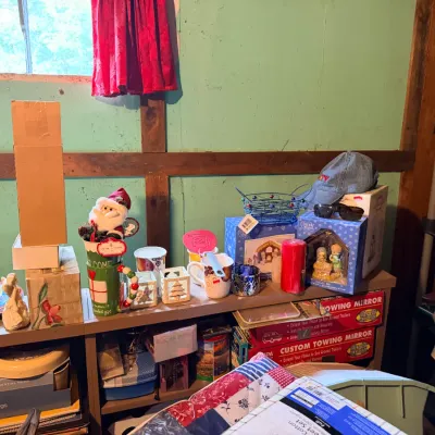 Sale Photo Thumbnail #25: Christmas collectibles, seasonal decor & household goods