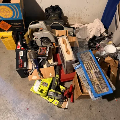 Sale Photo Thumbnail #27: Ryobi, Skilsaw, tap & die set and workshop tools