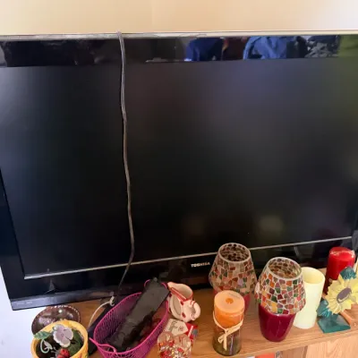 Sale Photo Thumbnail #44: Toshiba TV, household decor & assorted home goods