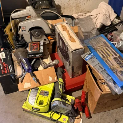 Sale Photo Thumbnail #34: Ryobi, Skilsaw, tap & die set and assorted workshop tools