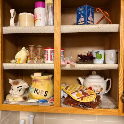 Sale Photo Thumbnail #72: Kitchenware, mugs, teapots & household collectibles