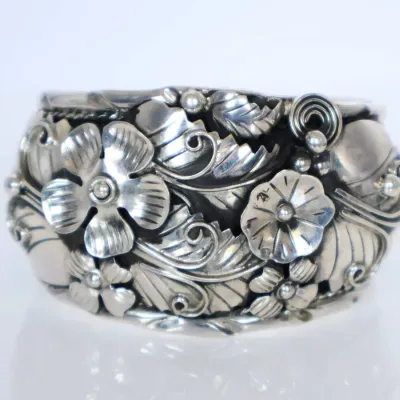 Sale Photo Thumbnail #20: Collectors: Vintage 950 "Raya" Statement Cuff
