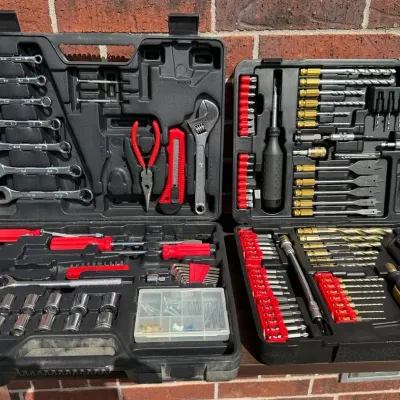LH303HI - Craftsman and Socket Set
