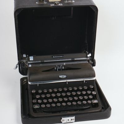 Sale Photo Thumbnail #115: Royal Aristocrat Typerwriter.