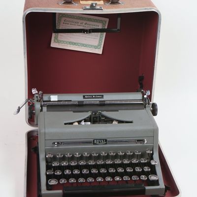 Sale Photo Thumbnail #123: Royal Quite Deluxe Typewriter.