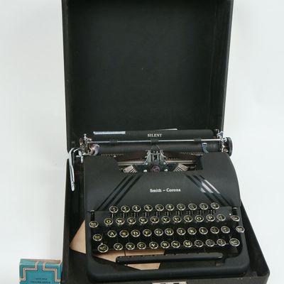 Sale Photo Thumbnail #117: Smith-Corona Silet Typewriter.