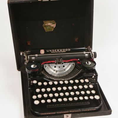 Sale Photo Thumbnail #118: Underwood Four Bank Typewriter.