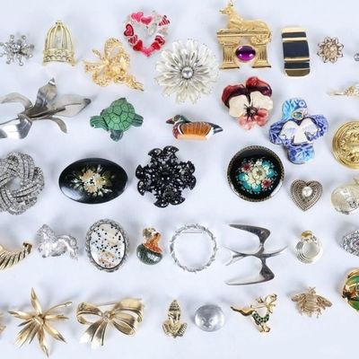 Sale Photo Thumbnail #205: LADIES FANCY BROOCHES GOLD/SILVER COLOR DESIGNERS