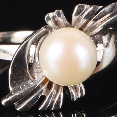 Sale Photo Thumbnail #405: 10K WHITE GOLD LADIES RING W/ GENUINE WHITE PEARL