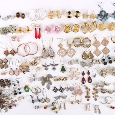 Sale Photo Thumbnail #329: GIANT LADIES ASSORTED FASHION EARRINGS LOT