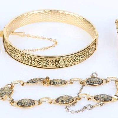Sale Photo Thumbnail #425: BEAUTIFUL VINTAGE GOLD TONE LADIES BRACELETS (4)