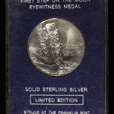 Sale Photo Thumbnail #388: FIRST STEP ON THE MOON MEDAL 92.5% SILVER