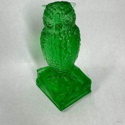 Sale Photo Thumbnail #323: DEGENHART URANIUM GREEN GLASS OWL FIGURINE