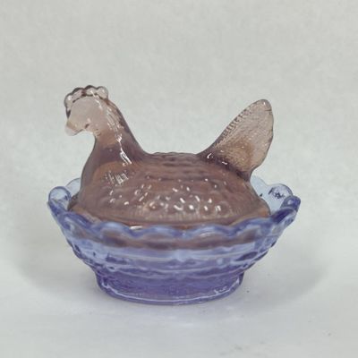 Sale Photo Thumbnail #142: BOYD MINIATURE TWO-TONE GLASS HEN ON NEST