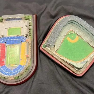 Chicago Bears Soldier Field & Cubs Wrigley Field Stadium Models, 3 Football Books, '86 Bears Tankard