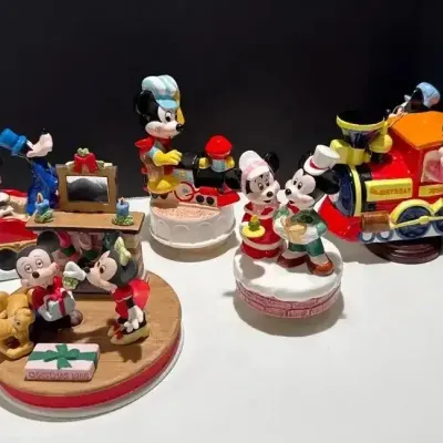 5 Disney Christmas Ceramic Figure & Music Boxes