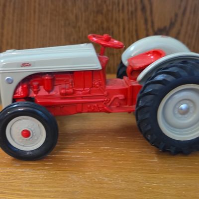 Sale Photo Thumbnail #103: Vintage Ertl 1:16 Scale Ford 8N Die-Cast Tractor
