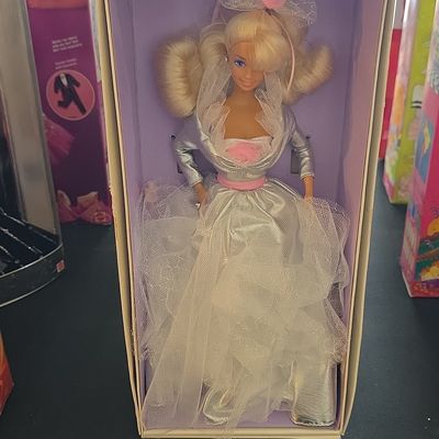 Sale Photo Thumbnail #102: 1989 Wedding Fantasy Barbie Doll (Mattel No. 2125)