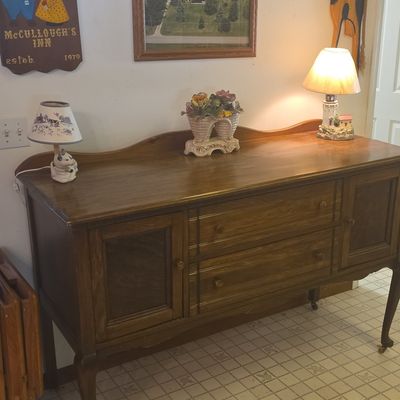 Sale Photo Thumbnail #14: Vintage Traditional Oak Buffet Sideboard