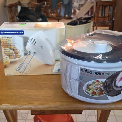 Sale Photo Thumbnail #156: Kitchen Appliance Lot: Durabrand Hand Mixer and Good Cook Salad Spinner