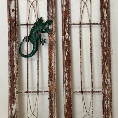 Rustic Architectural Farmhouse Window Frames & Charming Gecko Accent