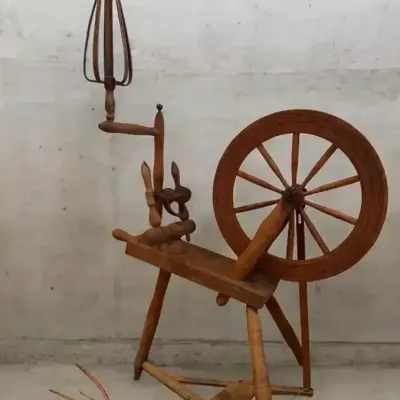 Antique 19th-Century Saxony Wooden Treadle Spinning Wheel with Built-In Lazy Kate Accessory
