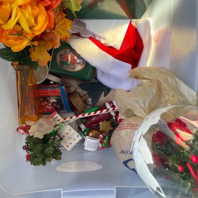 Sale Photo Thumbnail #757: Misc Christmas in tote