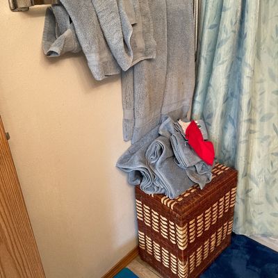 Sale Photo Thumbnail #427: Bathroom items