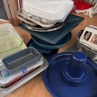 Sale Photo Thumbnail #651: Muffin tins