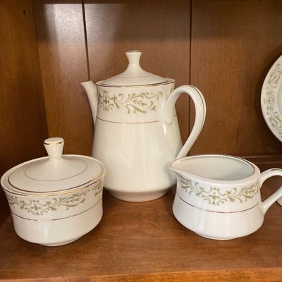 Sale Photo Thumbnail #39: Extra serving pieces as well