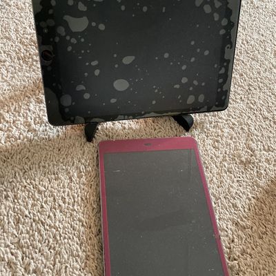Sale Photo Thumbnail #515: Black iPad needs to be charged