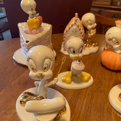 Sale Photo Thumbnail #234: Tweety with food